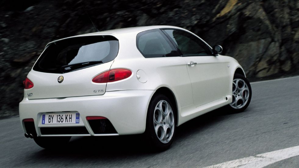 Εν έτει 2002, ελάχιστα αυτοκίνητα αυτής της κατηγορίας ξεπερνούσαν οριακά τους 200 ίππους. Μέχρι που η Alfa Romeo έρχεται να παρουσιάσει την κορυφαία 147 GTA τοποθετώντας των εκπληκτικό Busso V6 της «